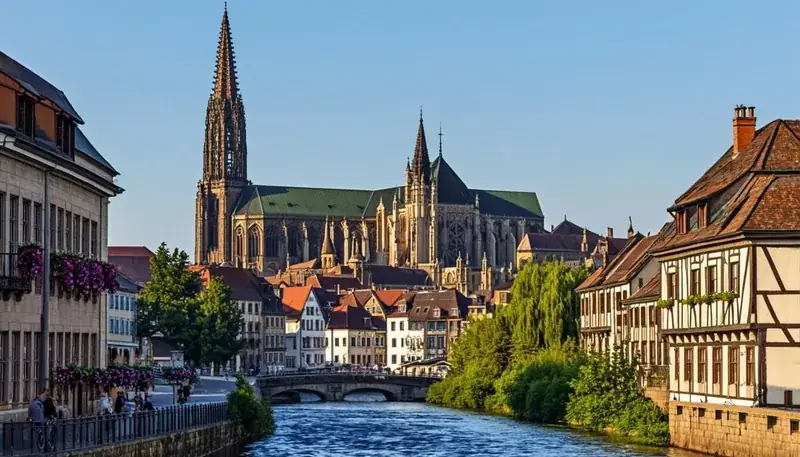Abonnement IPTV Strasbourg : la cathédrale de grès rose et la Petite France